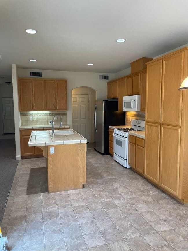 1850 Davis Ct in Los Banos, CA - Foto de edificio - Building Photo