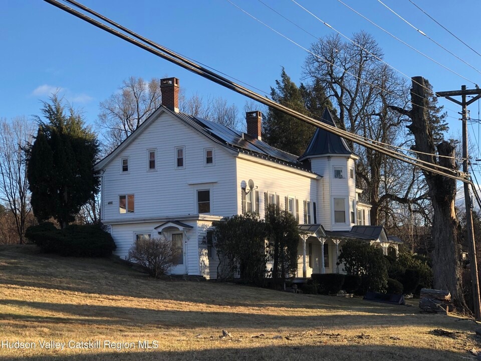 42 Maple Ave in Highland, NY - Building Photo