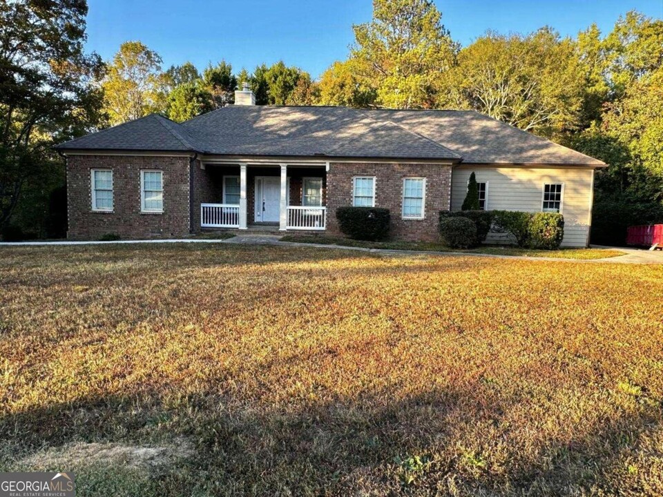 1940 Streamwood Dr in Loganville, GA - Building Photo