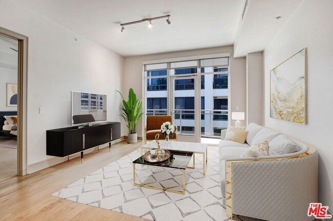 10710 Wilshire Blvd in Los Angeles, CA - Building Photo - Building Photo