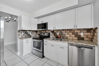 3239 NW 44th St in Oakland Park, FL - Building Photo - Building Photo
