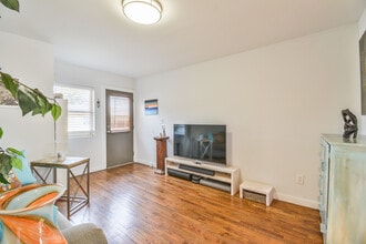 571 Formwalt St SW, Unit 10 in Atlanta, GA - Foto de edificio - Building Photo