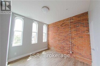 2870 Dundas St W in Toronto, ON - Building Photo - Building Photo