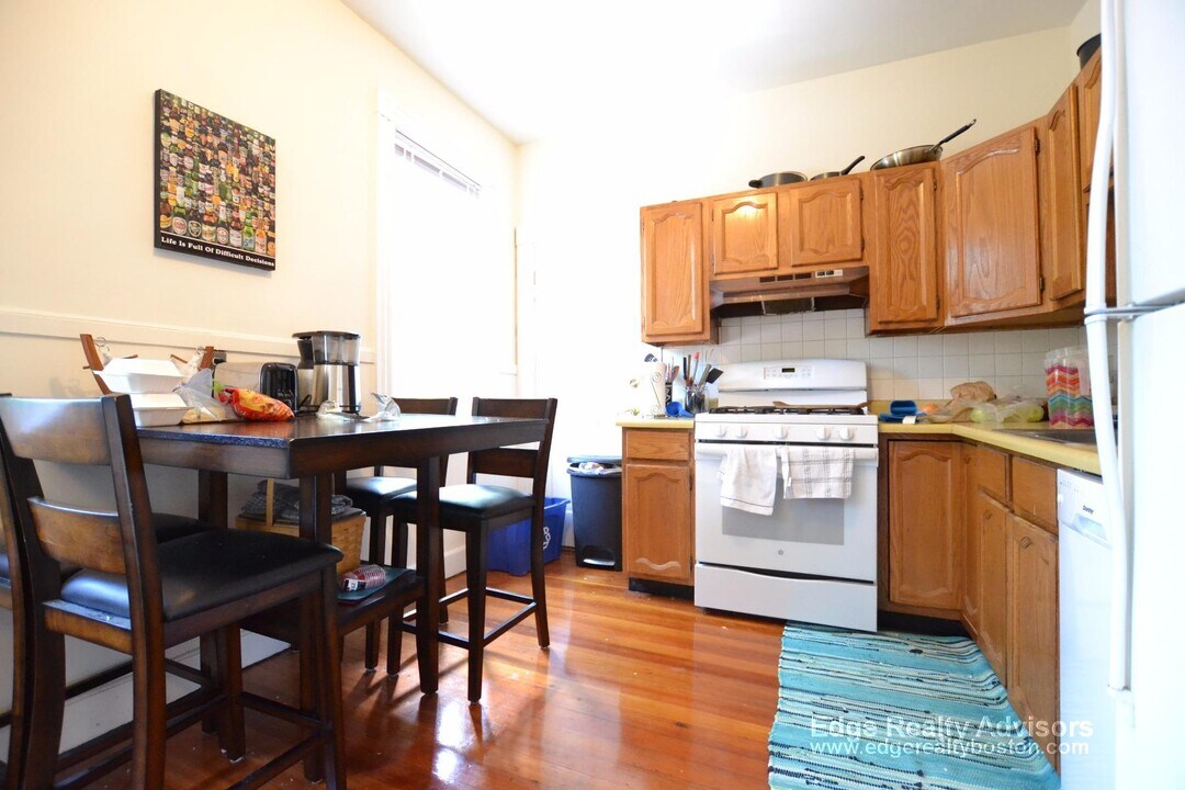 13 Falkland St in Boston, MA - Building Photo