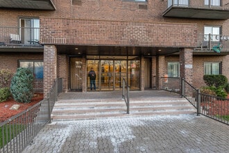 2700 Thimens in St. Laurent, QC - Foto de edificio - Building Photo