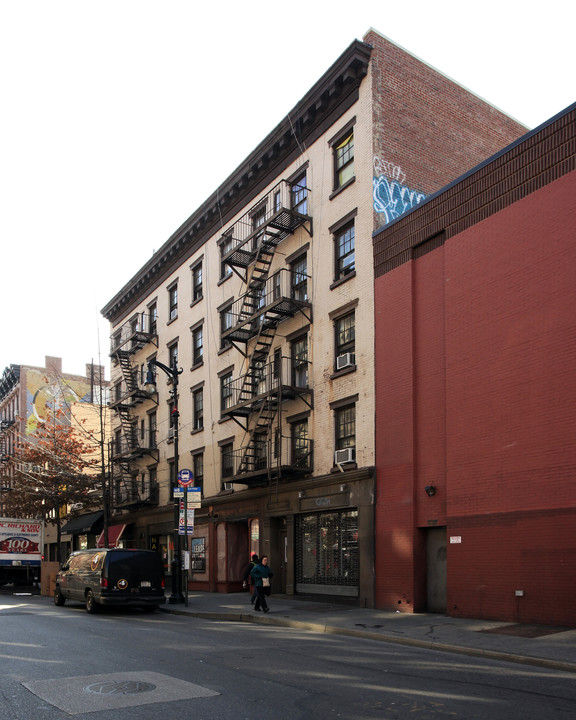 58-60 W 8th St in New York, NY - Building Photo