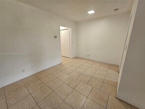 2325 Taylor St in Hollywood, FL - Building Photo - Building Photo