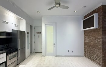204 E 75th St in New York, NY - Foto de edificio - Building Photo