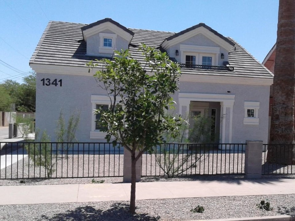 Townhomes on Polk in Phoenix, AZ - Building Photo