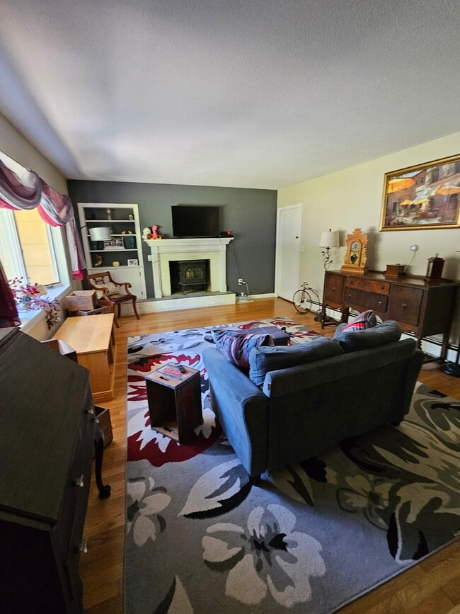 108 Shaker St in New London, NH - Building Photo - Building Photo