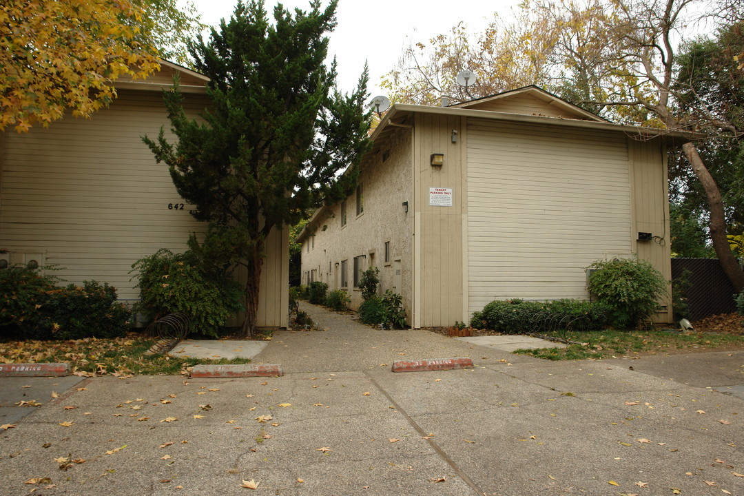 College Place Apartments in Chico, CA - Building Photo