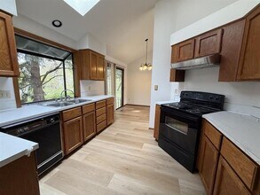 17565 NW Woodmere Ct in Beaverton, OR - Foto de edificio - Building Photo