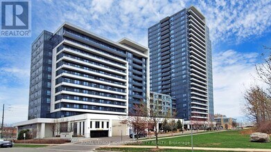 7900 Bathurst St in Vaughan, ON - Building Photo - Building Photo