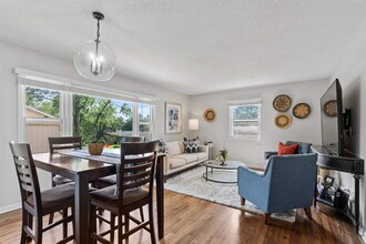 1100 Dover St in Iowa City, IA - Foto de edificio - Building Photo