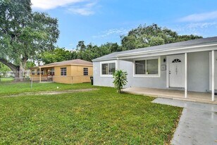 1461 NE 131st St in North Miami, FL - Building Photo