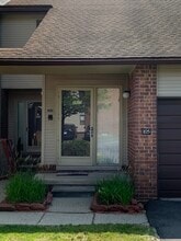 6680 Ridgefield Cir, Unit 205 in West Bloomfield, MI - Foto de edificio - Building Photo