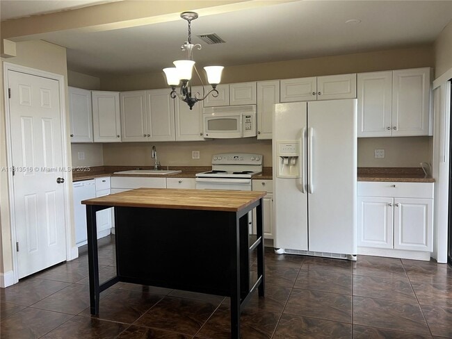 388 NW 103rd Terrace in Pembroke Pines, FL - Foto de edificio - Building Photo
