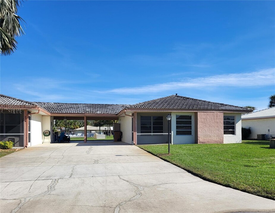 208 Oakmont Pkwy in Lehigh Acres, FL - Building Photo