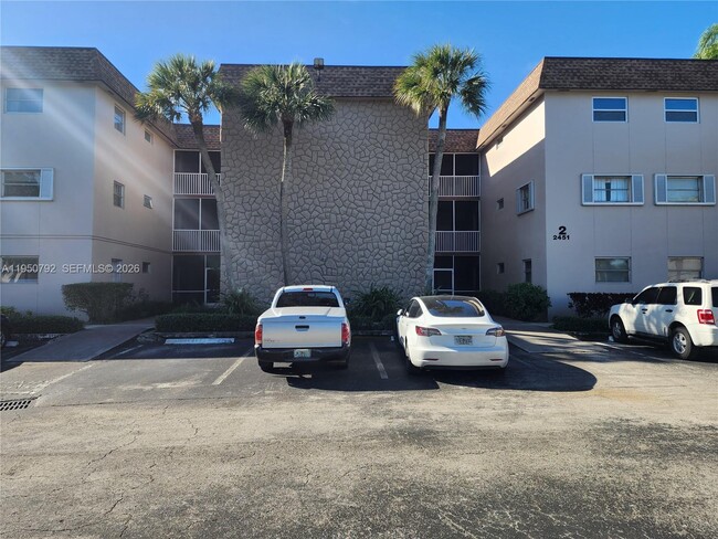 2451 SW 82nd Ave in Davie, FL - Foto de edificio - Building Photo