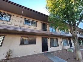 615 S Royal Crest Cir in Las Vegas, NV - Building Photo