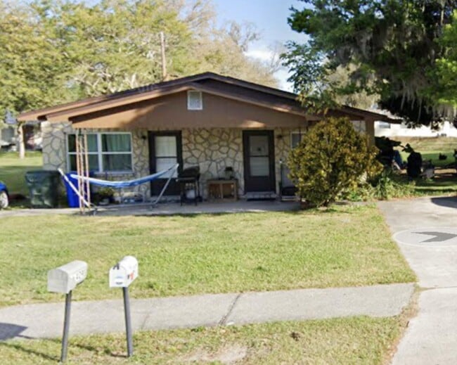 property at 427 W Alamo Dr