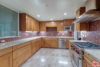 130 N Swall Dr in Beverly Hills, CA - Building Photo - Building Photo