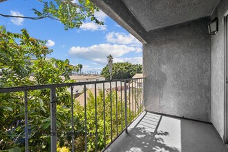 1880 Locust Ave in Long Beach, CA - Foto de edificio - Building Photo