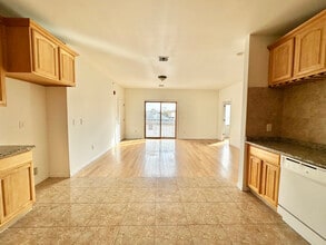 41-43-43 Manufacturers Pl in Newark, NJ - Foto de edificio - Building Photo