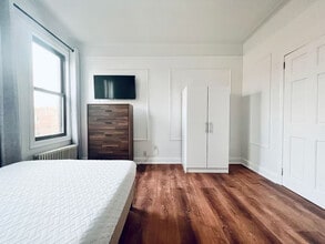 Furnished room/NOT APARTMENT, Unit 2 in Queens, NY - Foto de edificio - Building Photo