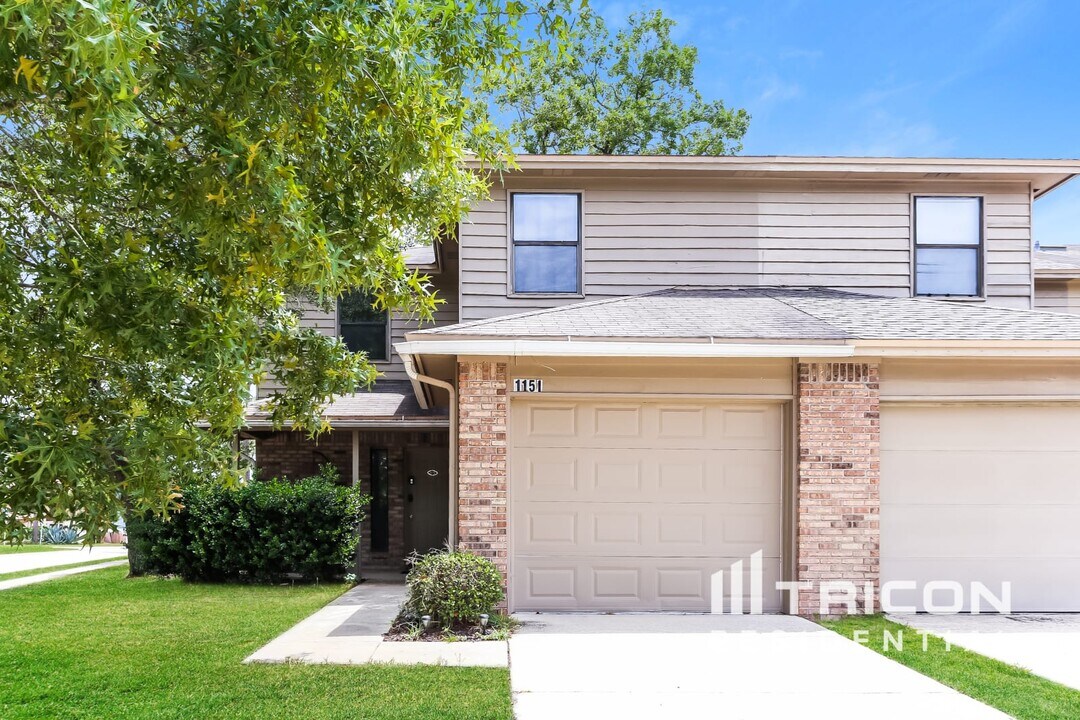 1151 W Romaine Cir in Jacksonville, FL - Building Photo