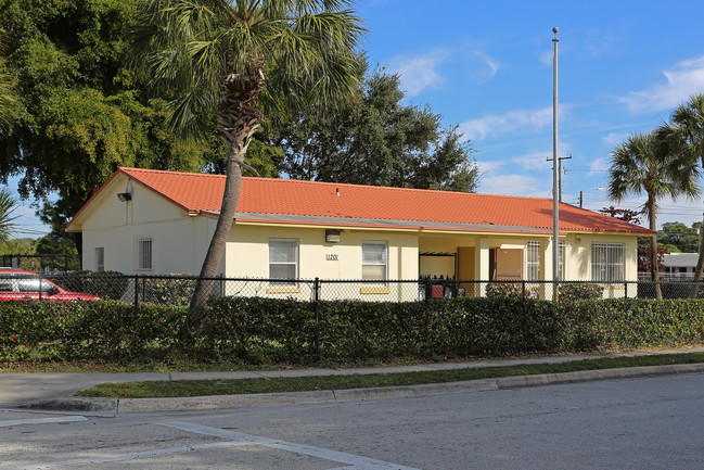 Twin Lakes in West Palm Beach, FL - Building Photo - Building Photo