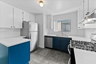 448 W Windsor Rd in Glendale, CA - Building Photo - Building Photo