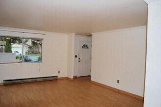 Shoreline Condo in Shoreline, WA - Building Photo - Building Photo