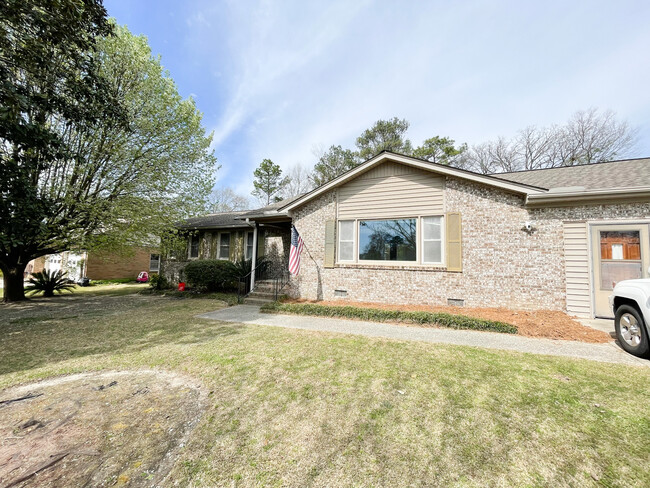 204 Newfield Dr in West Columbia, SC - Foto de edificio - Building Photo
