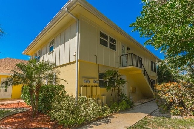 1219 Solana Rd, Unit 18 in Naples, FL - Foto de edificio - Building Photo