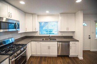 2207 E Daily Dr in Camarillo, CA - Building Photo - Building Photo