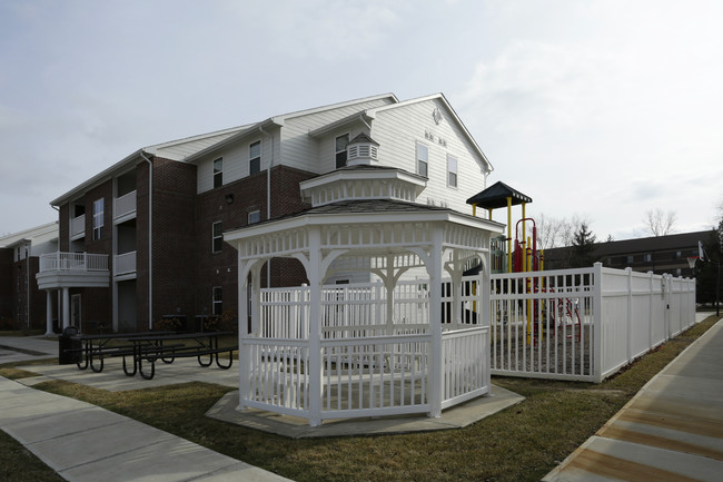 Maple Court Place in Goshen, IN - Foto de edificio - Building Photo