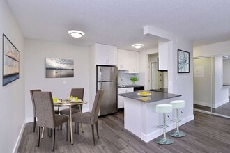 Valencia Apartments in Victoria, BC - Building Photo - Building Photo