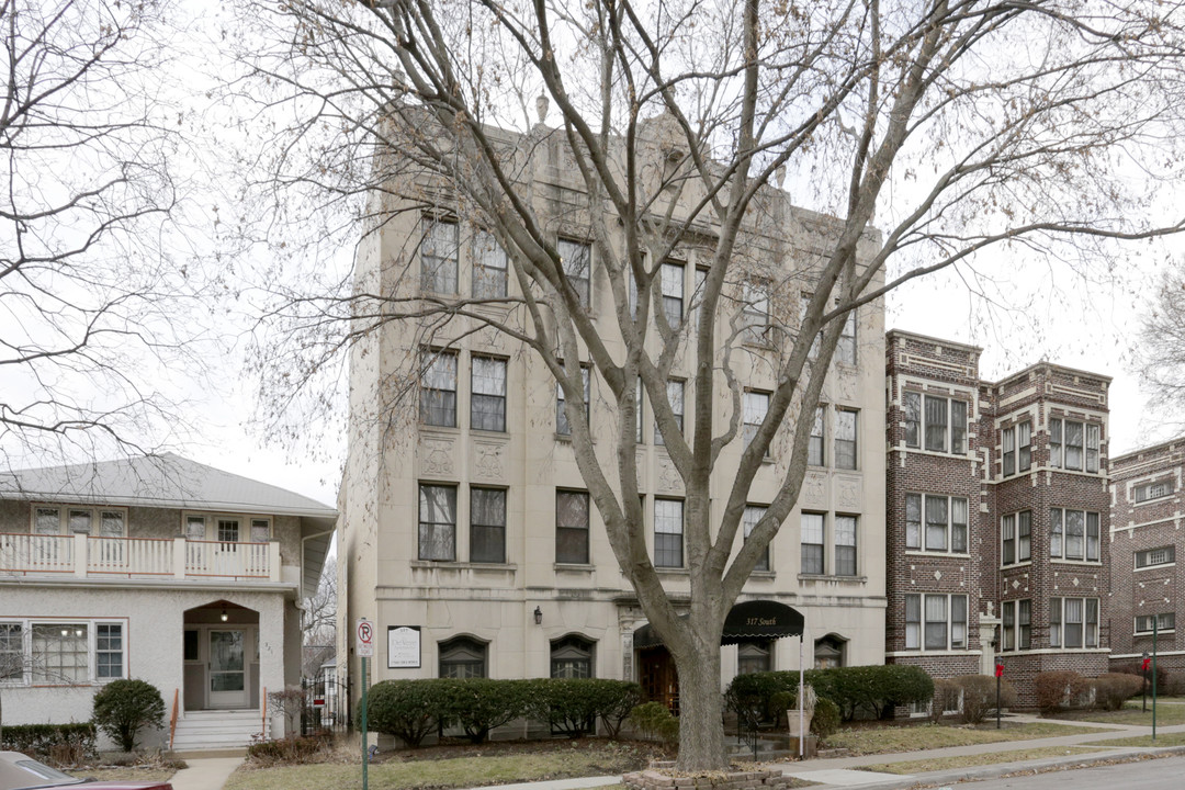 The DeVere Apartments in Oak Park, IL - Building Photo