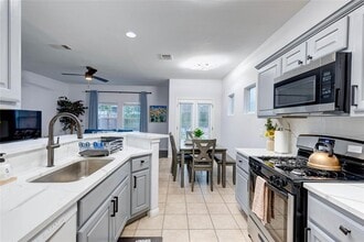 7510 Lazy Creek Dr in Austin, TX - Building Photo - Building Photo