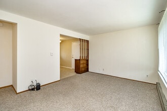 704 4th St NE in Puyallup, WA - Building Photo - Building Photo