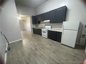 401 S Clinton Ave, Unit D in Dunn, NC - Foto de edificio - Building Photo