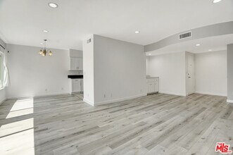 10823 Camarillo St in Los Angeles, CA - Building Photo - Building Photo