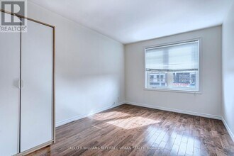 2976 Lake Shore Blvd W in Toronto, ON - Building Photo - Building Photo