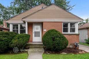 1624 Mulford St in Evanston, IL - Building Photo