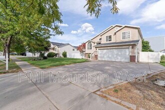 2533 S 1400 W in Woods Cross, UT - Foto de edificio - Building Photo