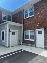 11 Church Hill Rd in Newtown, CT - Foto de edificio - Building Photo