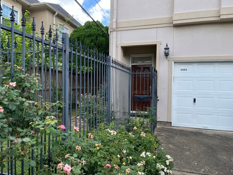 6855 Bellgreen Dr in Houston, TX - Building Photo