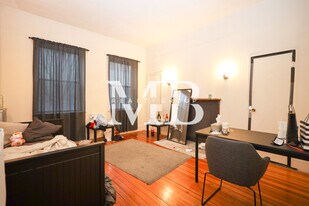 21 Aberdeen St, Unit 1 in Boston, MA - Building Photo