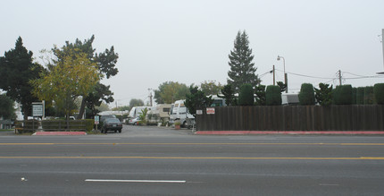 1309 Oakland Rd in San Jose, CA - Foto de edificio - Building Photo